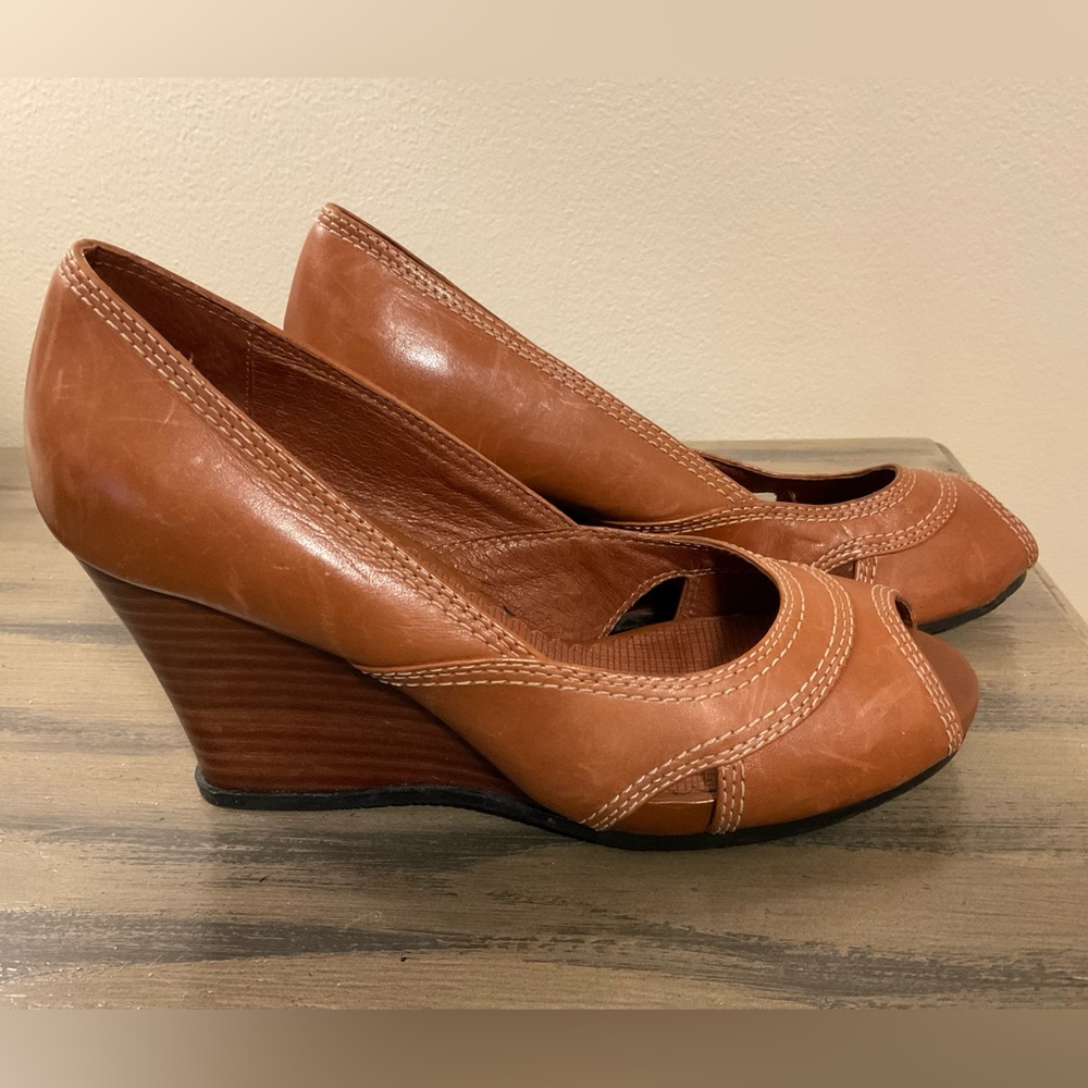 Indigo By Clarks Women Sz 8M Cognac Brown Peep Toe Leather Wedge Heels 83208